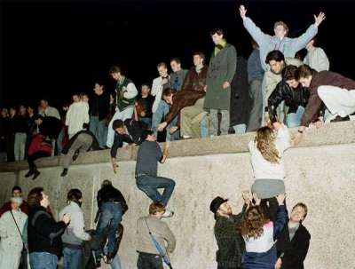 berlin_wall_ A Berlini Fal leomlásának 20.évfordulójára pilisszentiván Pilis online hirek