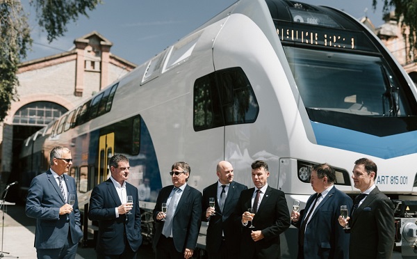 Elkészült az első KISS emeletes vonat a Dunakeszi Járműjavítóban